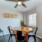 Driftwood Castle Urban Oasis With Firepit Near Convention Center And Amalie Arena, Room For 6