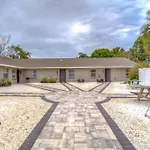 Driftwood Castle Urban Oasis With Firepit Near Convention Center And Amalie Arena, Room For 6