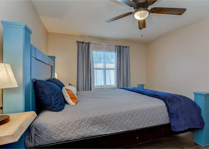 Driftwood Castle Urban Oasis With Firepit Near Convention Center And Amalie Arena, Room For 6