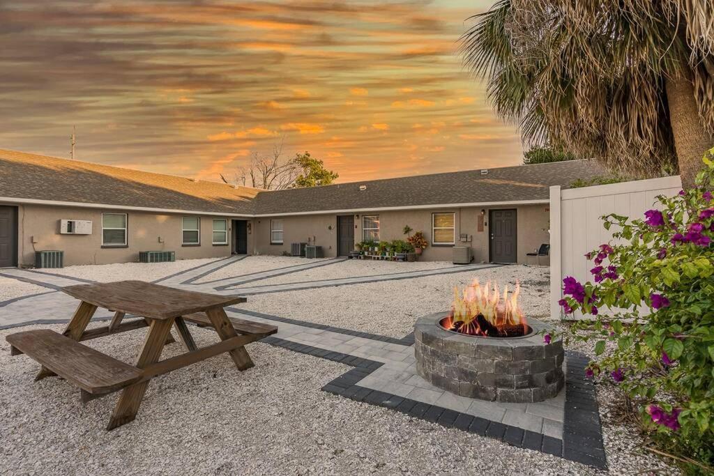 Apartment Driftwood Castle Urban Oasis With Firepit Near Convention Center And Amalie Arena, For 6 *